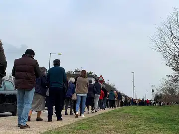 Un bulo en redes sociales provoca que 4.000 personas acudan a un punto de vacunación sin cita previa en Sevilla Un bulo en redes sociales provoca que 4.000 personas acudan a un punto de vacunación sin cita previa en Sevilla