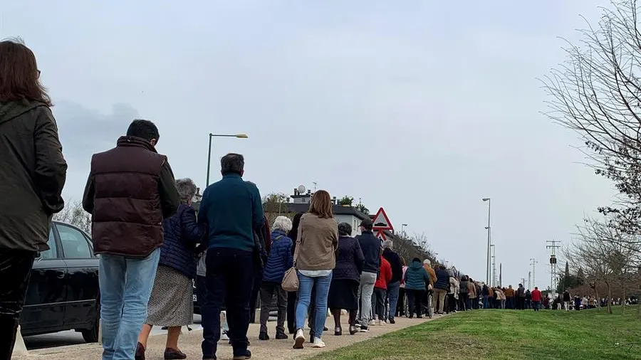 Un bulo en redes sociales provoca que 4.000 personas acudan a un punto de vacunación sin cita previa en Sevilla Un bulo en redes sociales provoca que 4.000 personas acudan a un punto de vacunación sin cita previa en Sevilla