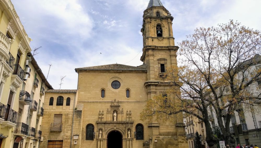 Detenido un hombre por matar a puñaladas en la puerta de la iglesia al sacristán en Alcalá la Real (Jaén)