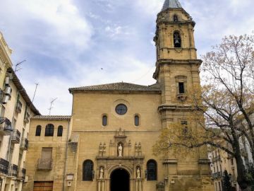 Detenido un hombre por matar a puñaladas en la puerta de la iglesia al sacristán en Alcalá la Real (Jaén)