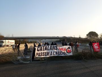 Manifestantes en la carretera Ap-7 a la altura de Girona
