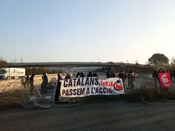Manifestantes en la carretera Ap-7 a la altura de Girona Manifestantes en la carretera Ap-7 a la altura de Girona