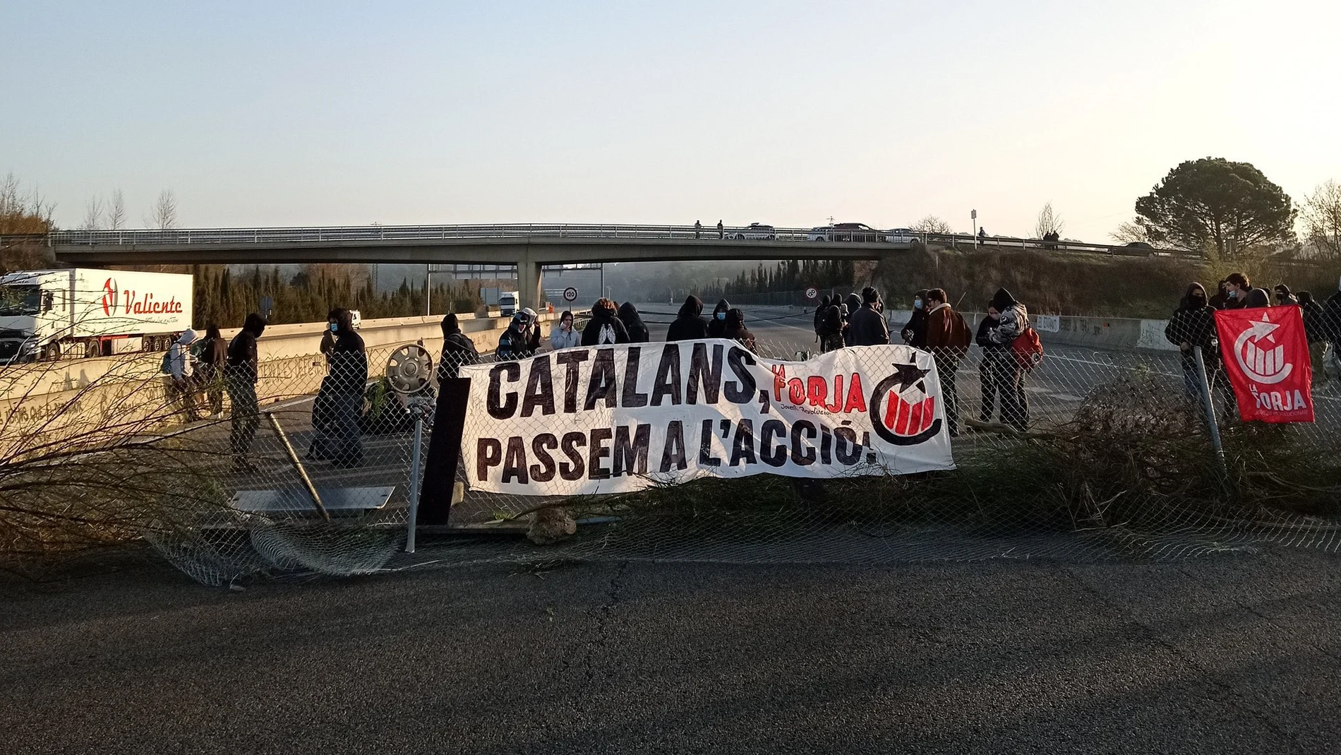 Manifestantes en la carretera Ap-7 a la altura de Girona Manifestantes en la carretera Ap-7 a la altura de Girona