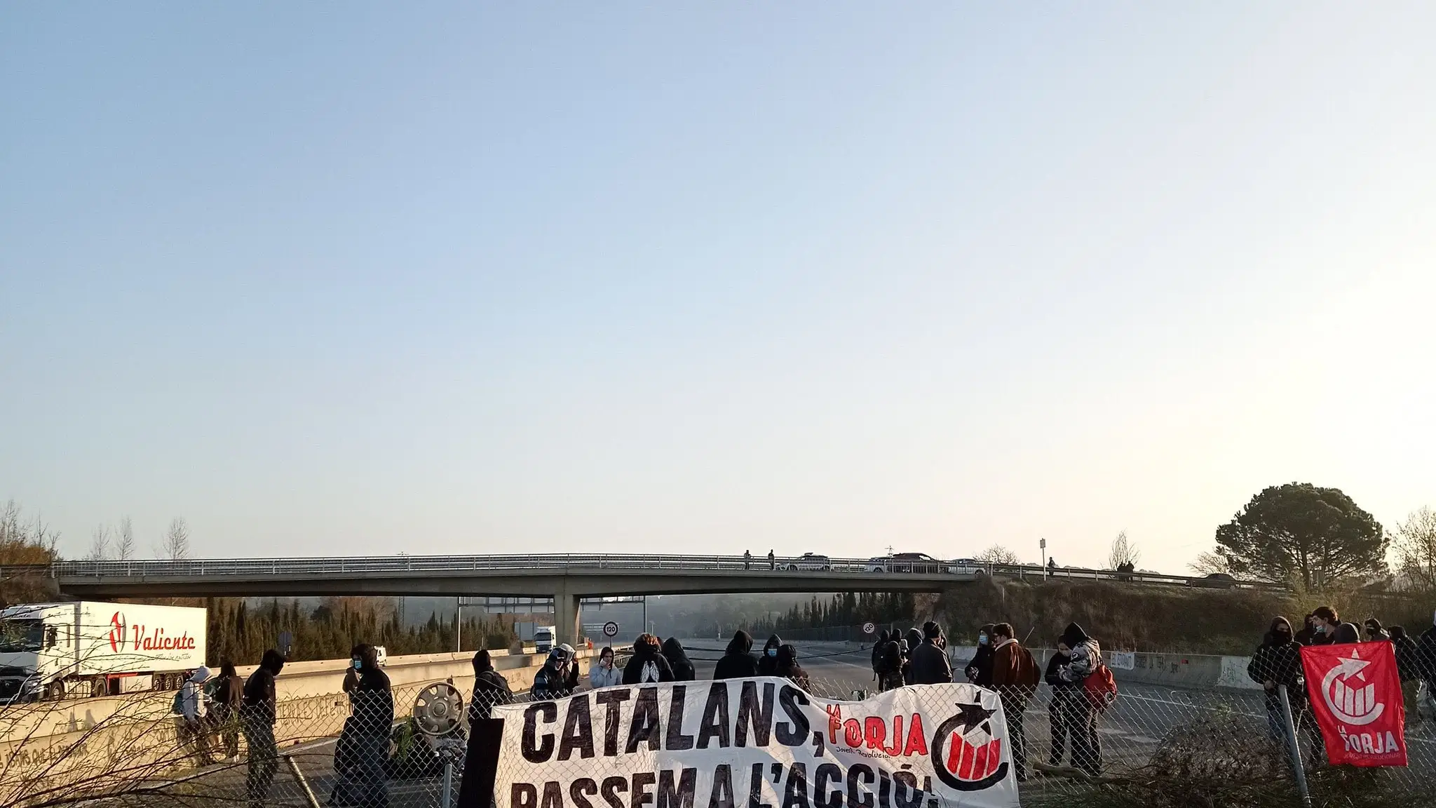 Manifestantes en la carretera Ap-7 a la altura de Girona Manifestantes en la carretera Ap-7 a la altura de Girona