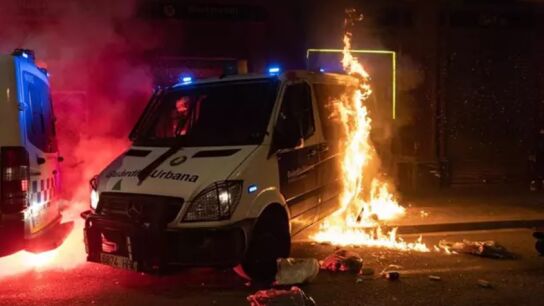 Queman un furg&oacute;n de la Guardia Urbana en Barcelona