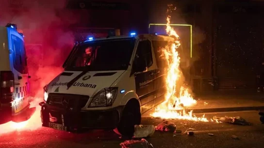 Imagen del furgón de la Guardia Urbana quemado por los acusados Queman un furgón de la Guardia Urbana en Barcelona