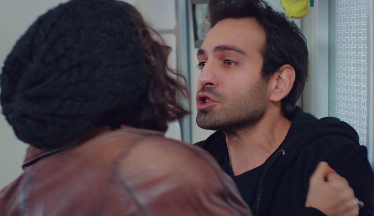 Demir y Asu llegan a las manos en una brutal pelea