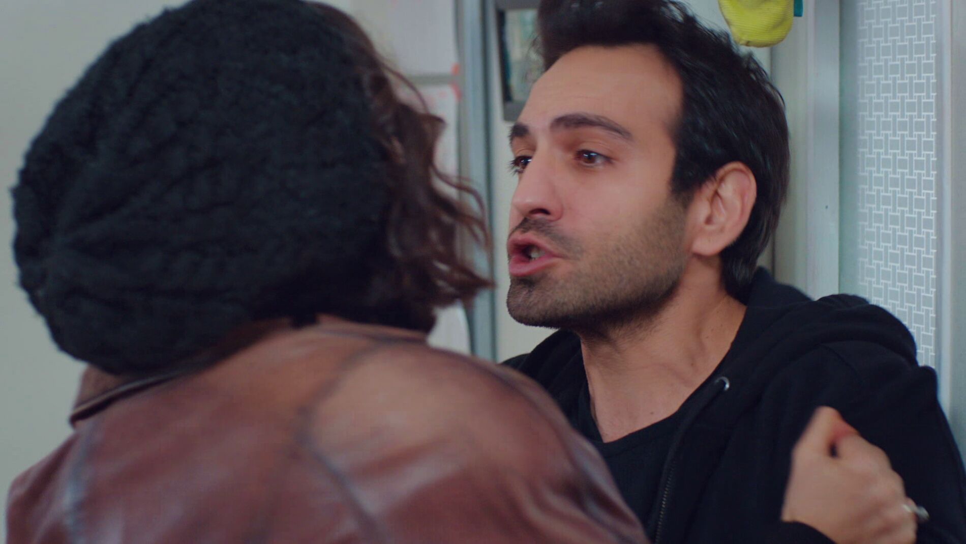 Demir y Asu llegan a las manos en una brutal pelea