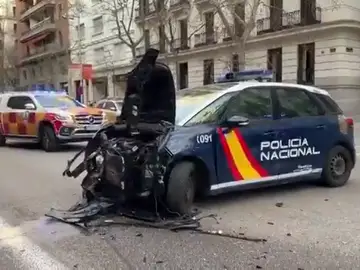 Persecución policial: 7 personas heridas leve al estrellarse un coche en la calle Serrano (Madrid) Persecución policial: 7 personas heridas leve al estrellarse un coche en la calle Serrano (Madrid)