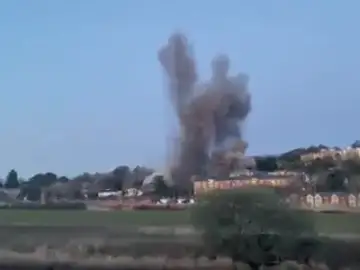 La increíble detonación de una bomba de la Segunda Guerra Mundial en Inglaterra La increíble detonación de una bomba de la Segunda Guerra Mundial en Inglaterra