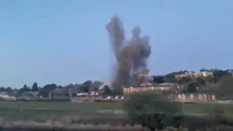 La increíble detonación de una bomba de la Segunda Guerra Mundial en Inglaterra La increíble detonación de una bomba de la Segunda Guerra Mundial en Inglaterra