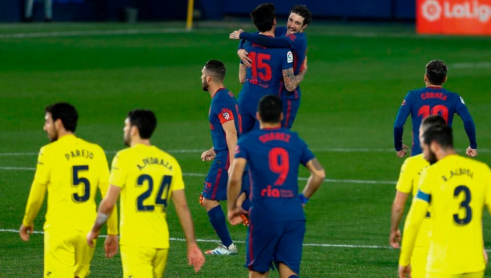Los jugadores del Atlético de Madrid celebran el primer gol del partido