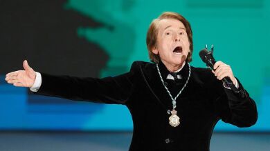 Raphael revoluciona las redes cantando su particular versión del Himno de Andalucía: 