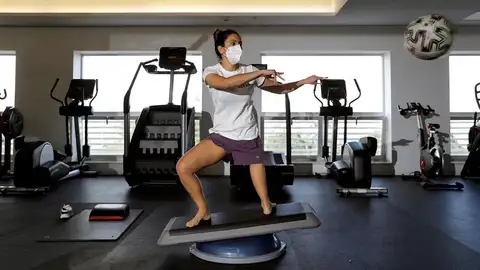 Mireia Cabañes quiere hacer surf adaptado tras perder una pierna por el cáncer a los 7 años: "Soy testaruda" Mireia Cabañes quiere hacer surf adaptado tras perder una pierna por el cáncer a los 7 años: "Soy testaruda"