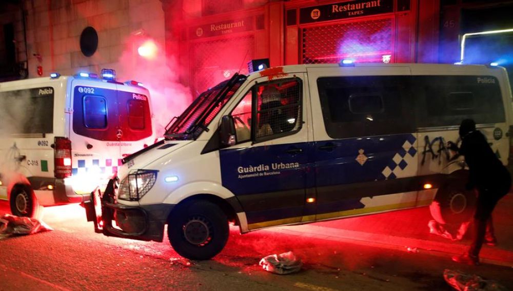 Arran celebra el intento de quema de un furgón de la Guardia Urbana con un policía dentro en Barcelona
