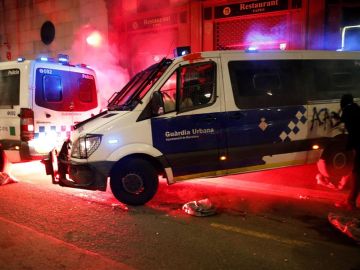 Arran celebra el intento de quema de un furgón de la Guardia Urbana con un policía dentro en Barcelona