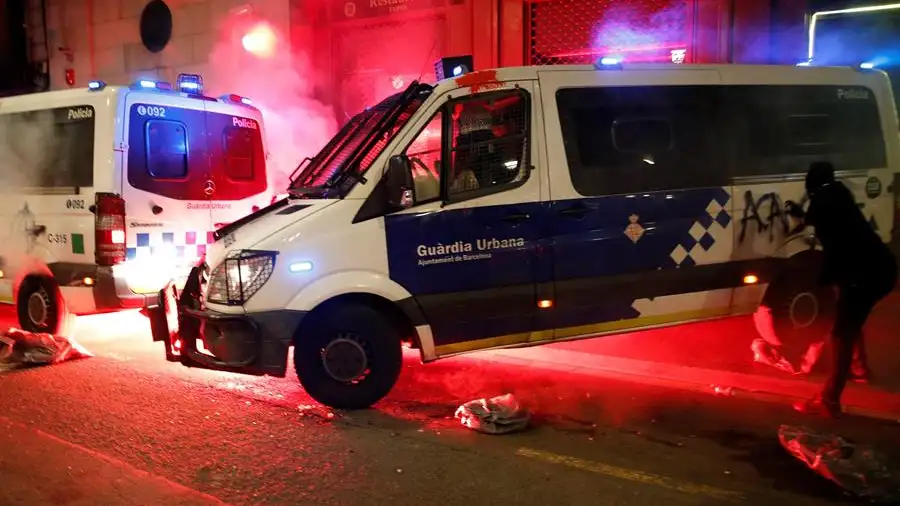 Arran celebra el intento de quema de un furgón de la Guardia Urbana con un policía dentro en Barcelona Arran celebra el intento de quema de un furgón de la Guardia Urbana con un policía dentro en Barcelona