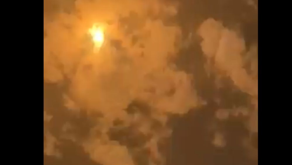 Momento en el que se cruzan dos misiles en el cielo de Arabia Saudía