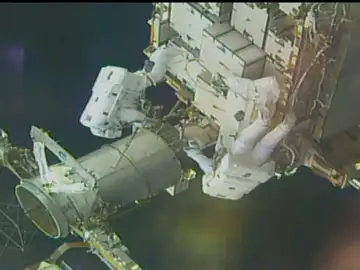 Dos astronautas de la EEI realizan una caminata espacial para modernizar el sistema de energía solar Dos astronautas de la EEI realizan una caminata espacial para modernizar el sistema de energía solar