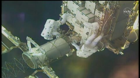 Dos astronautas de la EEI realizan una caminata espacial para modernizar el sistema de energ&iacute;a solar