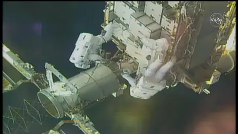 Dos astronautas de la EEI realizan una caminata espacial para modernizar el sistema de energía solar Dos astronautas de la EEI realizan una caminata espacial para modernizar el sistema de energía solar