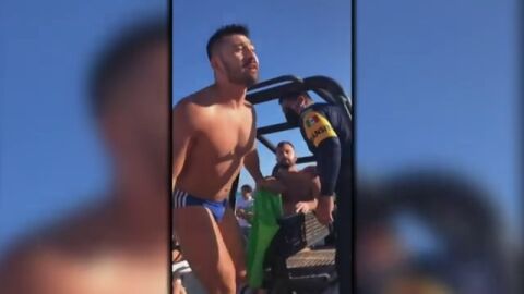 La polic&iacute;a de M&eacute;xico detiene en la playa de Tulum a una pareja gay por besarse