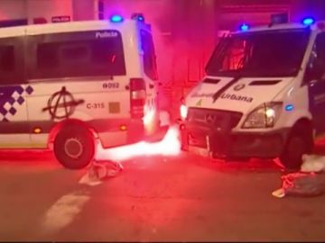 Furgones incendiados en los disturbios de Barcelona