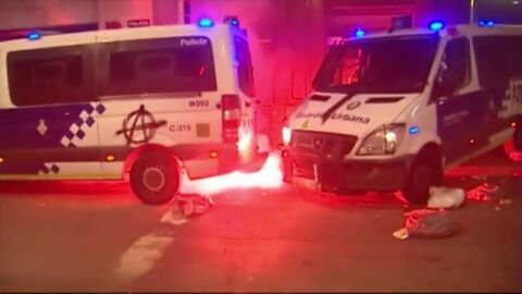 Furgones incendiados en los disturbios de Barcelona