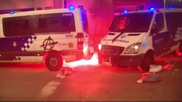 Furgones incendiados en los disturbios de Barcelona Furgones incendiados en los disturbios de Barcelona