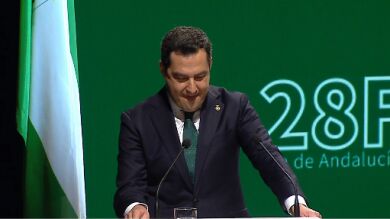 El presidente de la Junta, Juanma Moreno, se emociona al hablar de la pandemia en la celebración del Día de Andalucía