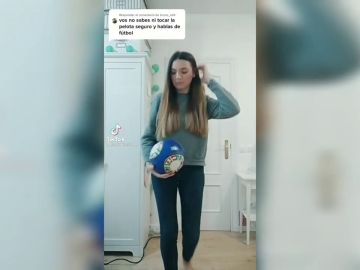 El zasca de una periodista deportiva a un comentario machista para demostrar que toca mejor el balón que muchos hombres