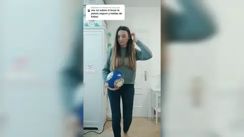 El zasca de una periodista deportiva a un comentario machista para demostrar que toca mejor el balón que muchos hombres El zasca de una periodista deportiva a un comentario machista para demostrar que toca mejor el balón que muchos hombres