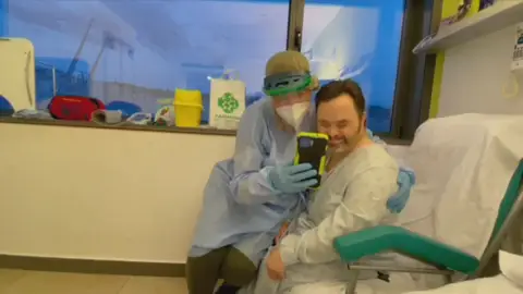El ejemplo de Luis, con síndrome de Down, que ha superado el coronavirus tras 19 días hospitalizado en el hospital de Ourense El ejemplo de Luis, con síndrome de Down, que ha superado el coronavirus tras 19 días hospitalizado en el hospital de Ourense