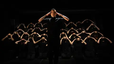 Marron sorprende a C. Tangana con una espectacular coreografía con su disco 'El madrileño' Marron sorprende a C. Tangana con una espectacular coreografía con su disco 'El madrileño'