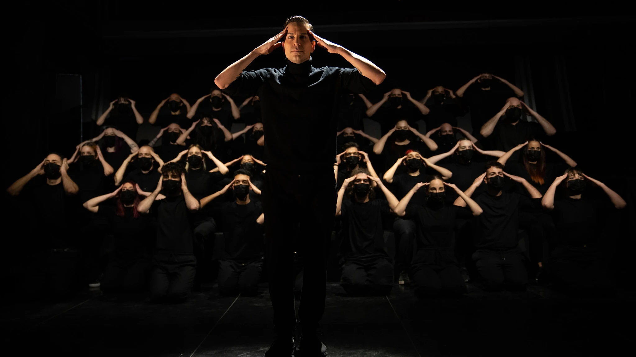 Marron sorprende a C. Tangana con una espectacular coreografía con su disco 'El madrileño' Marron sorprende a C. Tangana con una espectacular coreografía con su disco 'El madrileño'