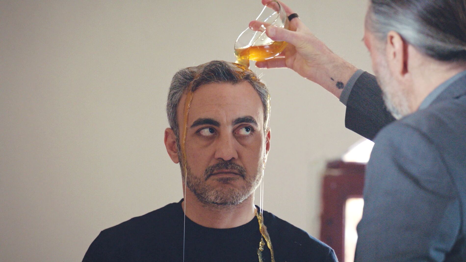 La tortura de Nezir a Munir: un angustioso ataque de abejas