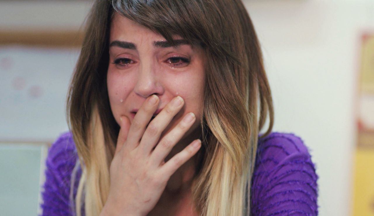 Ceyda rompe a llorar al sentir que Emre se aleja de ella y se acerca a Sirin