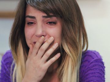 Ceyda rompe a llorar al sentir que Emre se aleja de ella y se acerca a Sirin