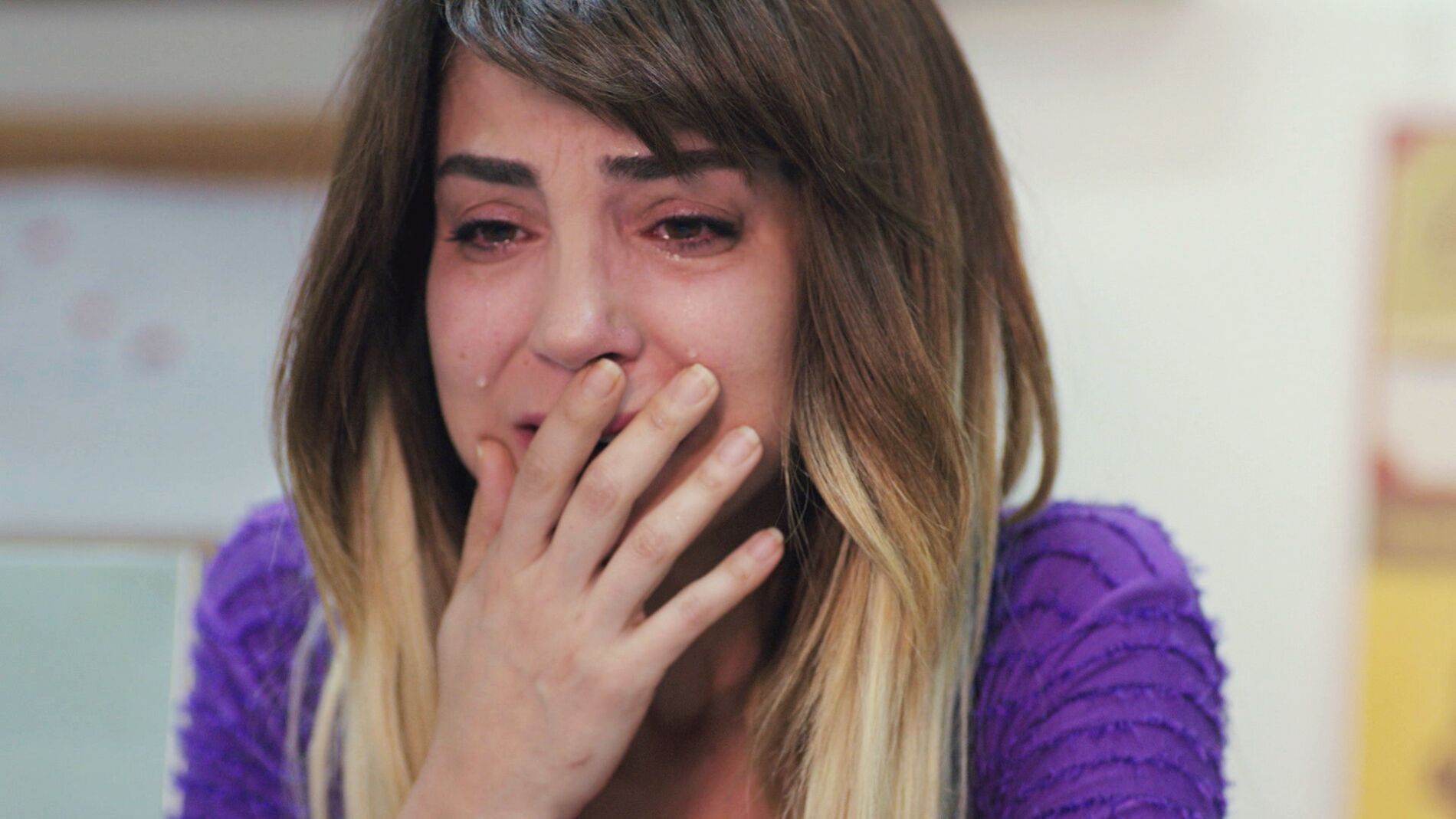 Ceyda rompe a llorar al sentir que Emre se aleja de ella y se acerca a Sirin