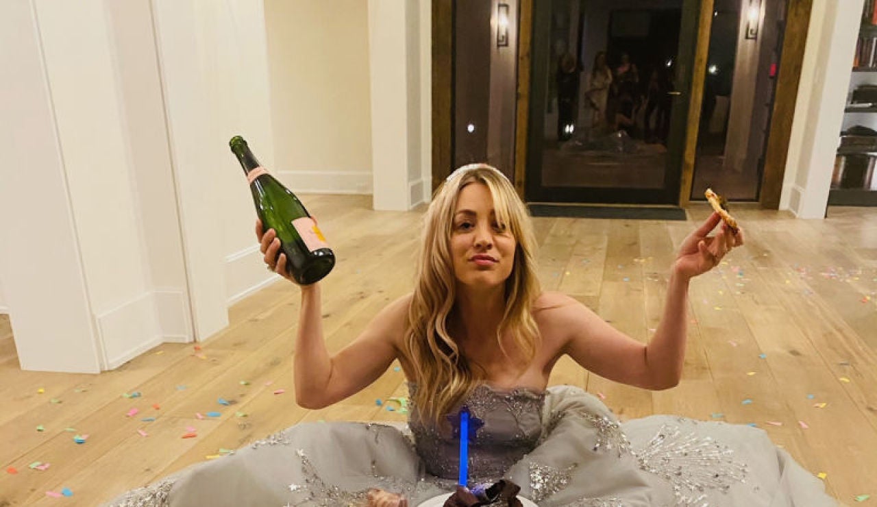 Kaley Cuoco en los Globos de Oro