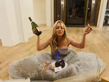 Kaley Cuoco en los Globos de Oro Kaley Cuoco en los Globos de Oro