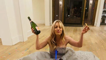 Kaley Cuoco en los Globos de Oro