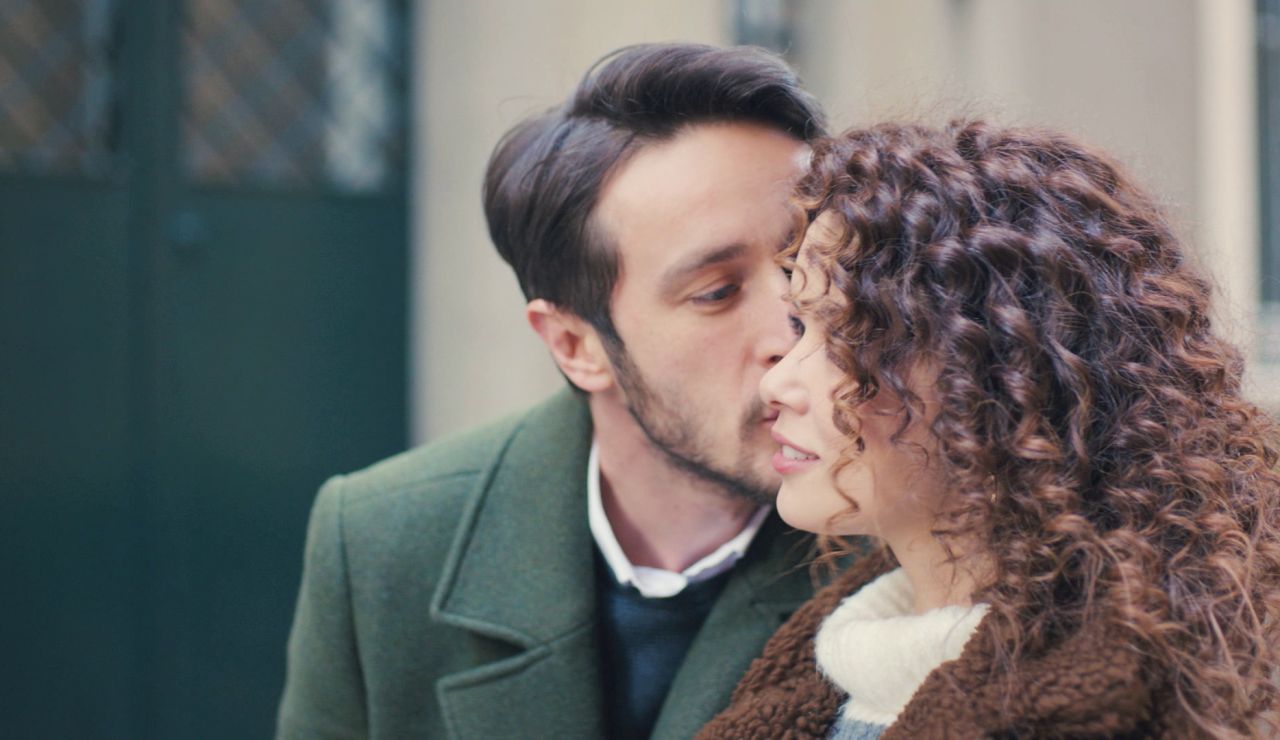 Sirin y Emre, enamorados: se dejan llevar por sus impulsos en su primera cita