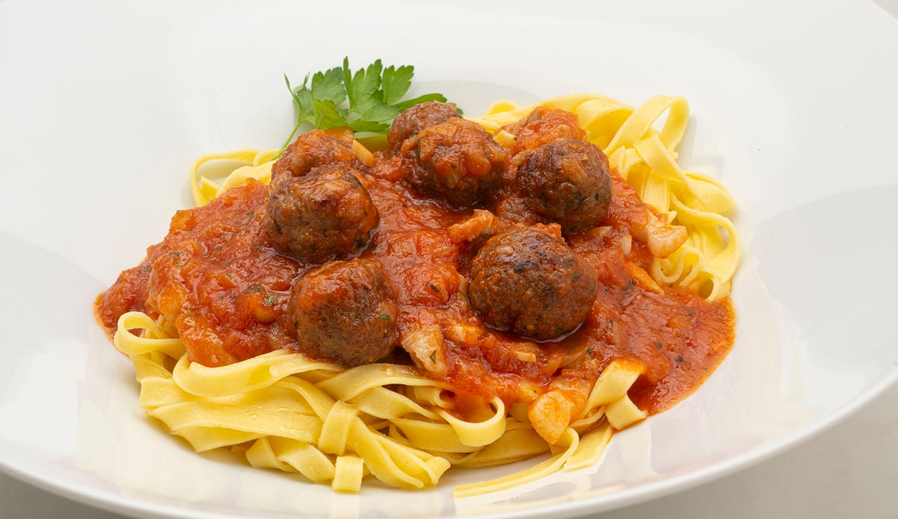 La receta de tallarines con albóndigas de ternera y queso, de Karlos Arguiñano La receta de tallarines con albóndigas de ternera y queso, de Karlos Arguiñano