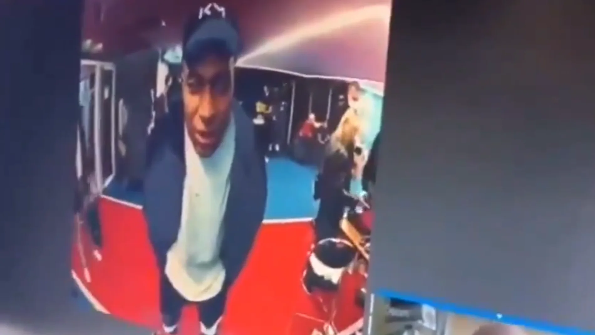 El genial gesto de Mbappé con un niño enfermo al que habla en perfecto castellano: "Hola chico, ¿qué tal?" El genial gesto de Mbappé con un niño enfermo al que habla en perfecto castellano: "Hola chico, ¿qué tal?"