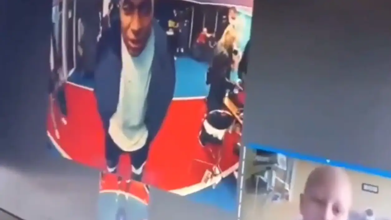 El genial gesto de Mbappé con un niño enfermo al que habla en perfecto castellano: "Hola chico, ¿qué tal?" El genial gesto de Mbappé con un niño enfermo al que habla en perfecto castellano: "Hola chico, ¿qué tal?"