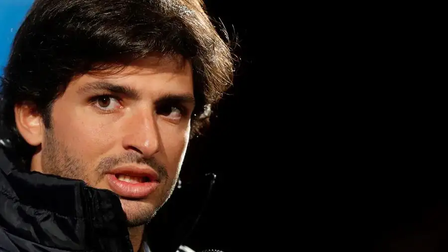 El primer casco de Carlos Sainz con Ferrari tiene homenaje a Mar&iacute;a de Villota 
