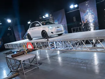 Pilar Rubio encuentra el equilibrio puro al volante en la plataforma imposible  Pilar Rubio encuentra el equilibrio puro al volante en la plataforma imposible