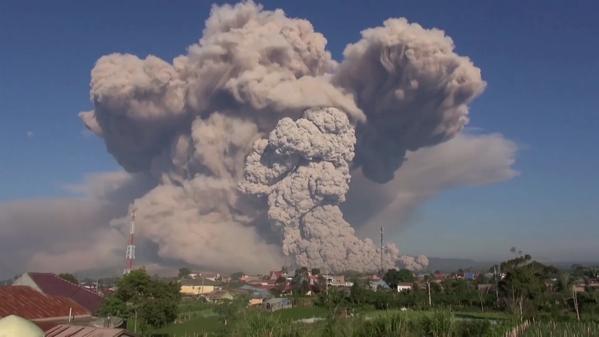 Volc&aacute;n Sinabung, en erupci&oacute;n