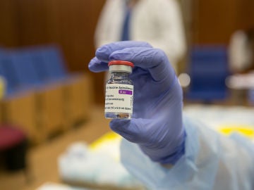 Un vial de AstraZeneca